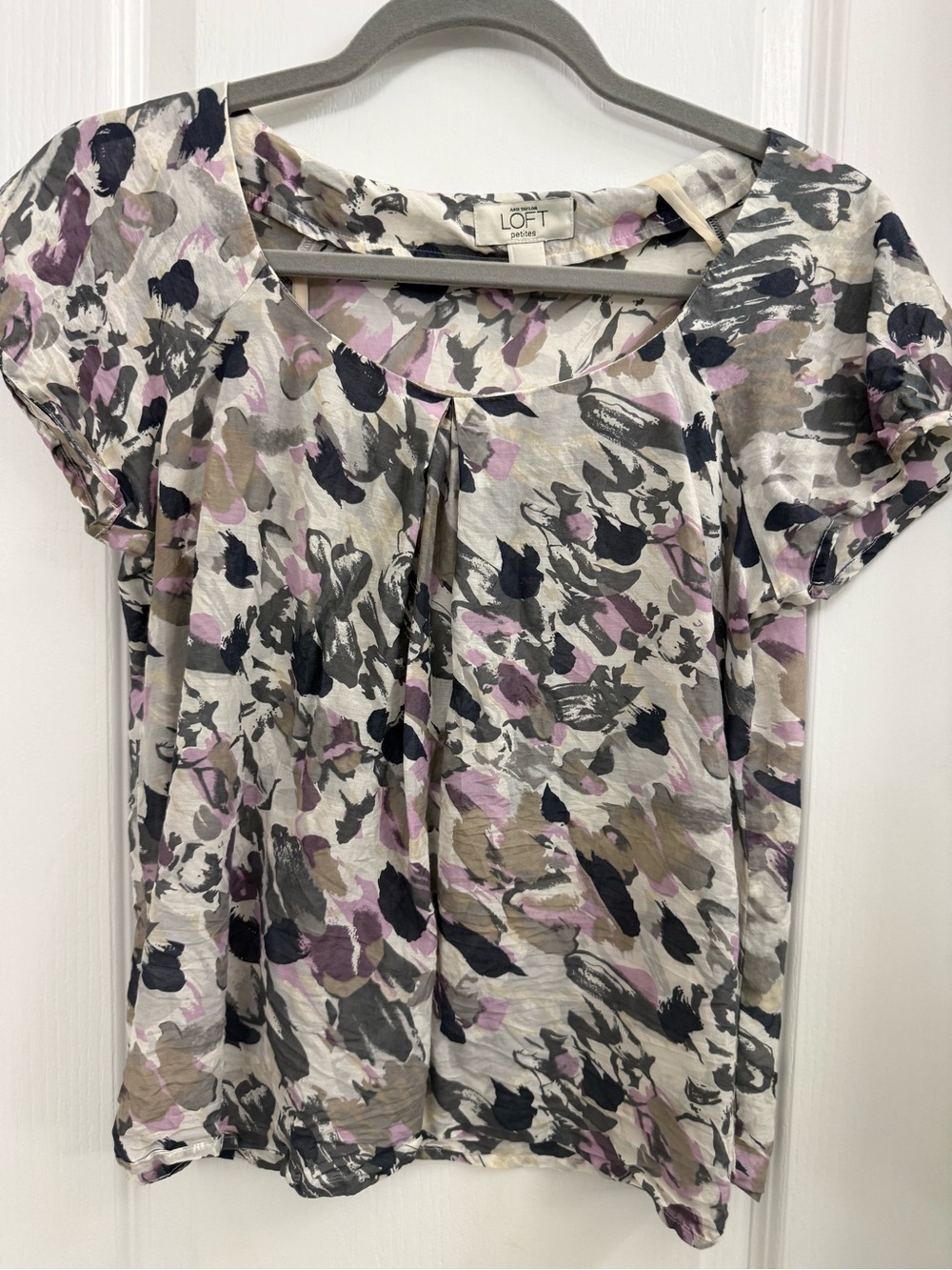 Ann Taylor LOFT Floral Print Short Sleeve Top in Gray & Lavender